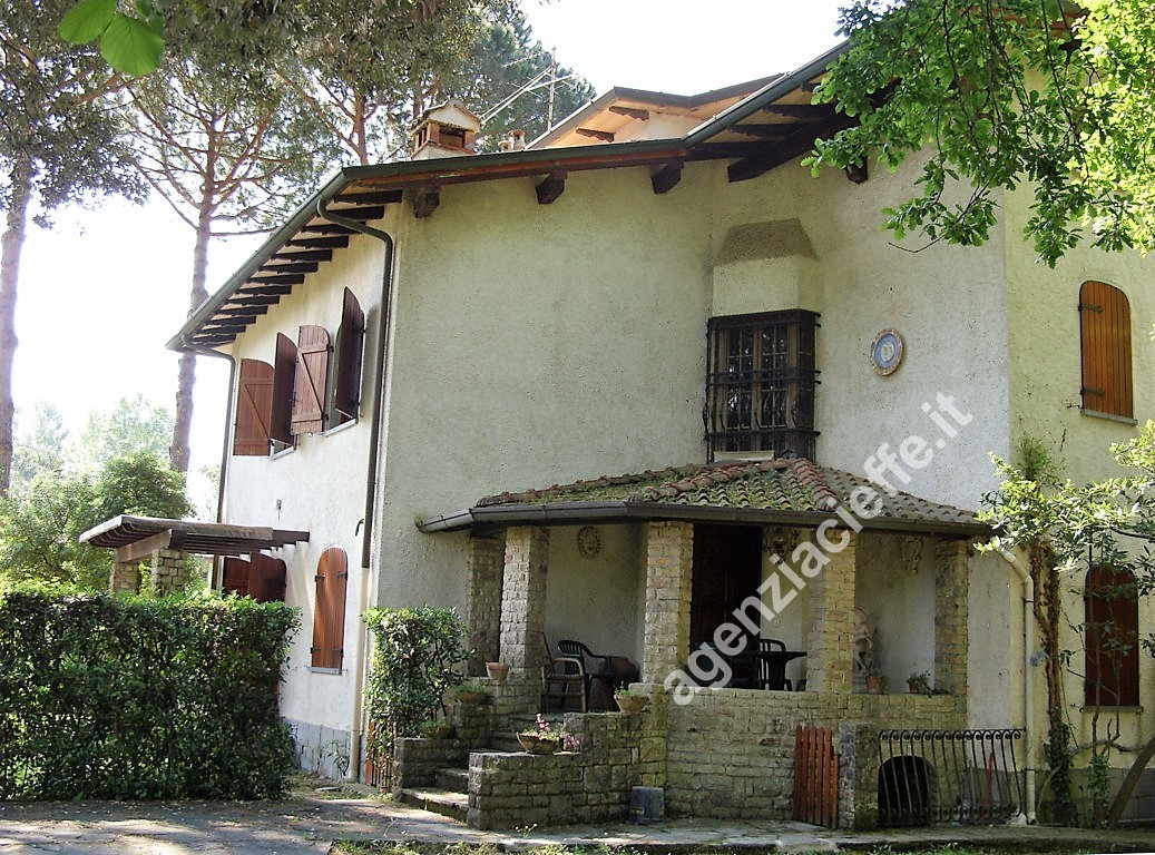 Foto - Ronchi, In Localit Poveromo Porzione Di Villa Bifamiliare Con Ampio Giardino A Soli 500 Mt Dalla Spiaggia Con Giardino Di Circa