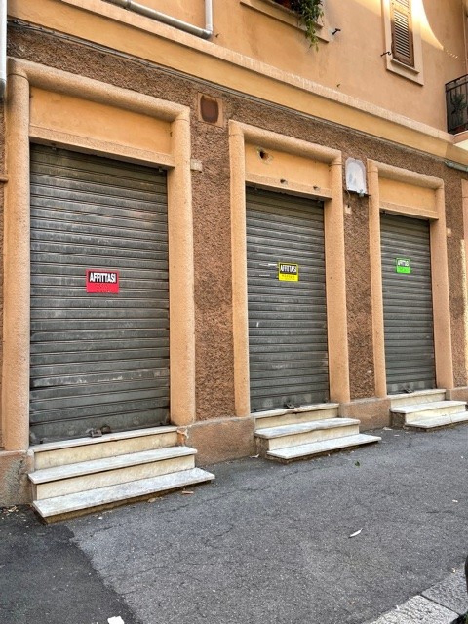 Negozio in vendita a Bolzaneto, Genova (GE)