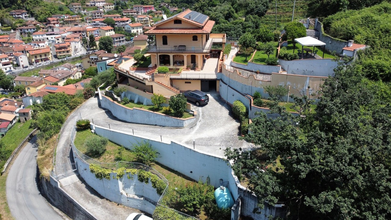 Montignoso, zona Palatina, AFFITTASI Villa Singola con vista Panoramica