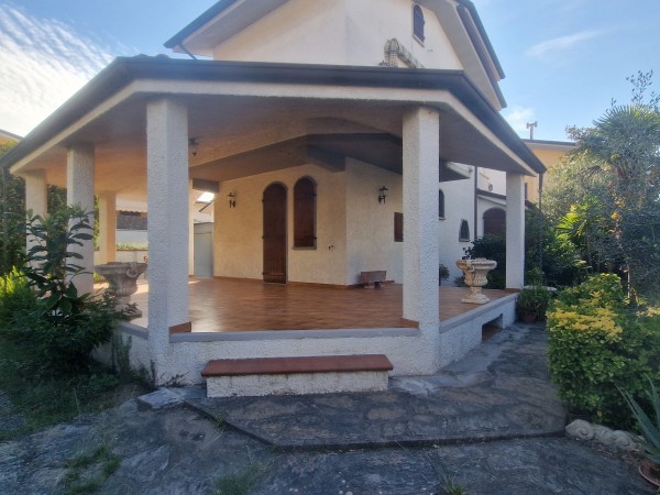 Detached villa in on sale, Viareggio, Torre del lago 