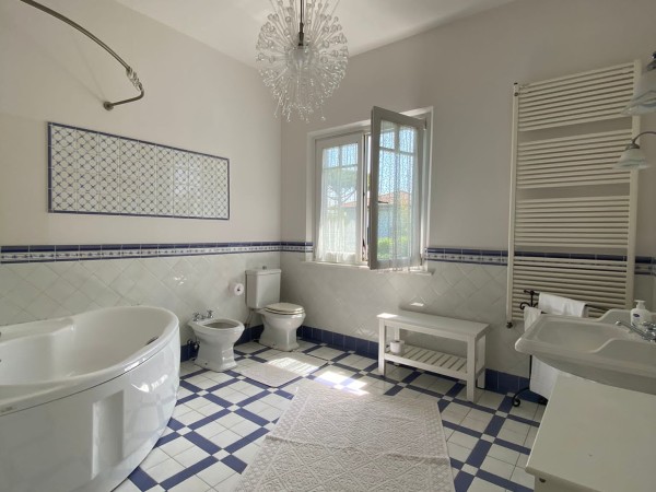 Riferimento SV012 - villa in Покупая и продавая in Forte Dei Marmi