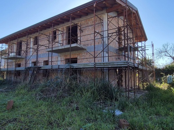 Vendesi Villa con giardino con