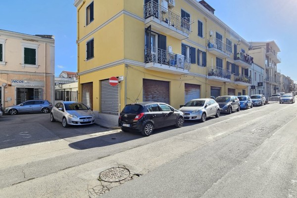 Locale commerciale con servizi