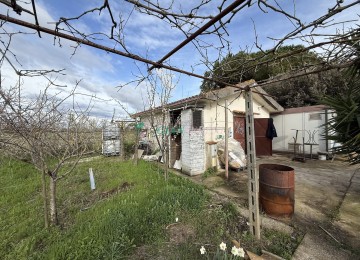 Terreno di 1200 mq con  anness