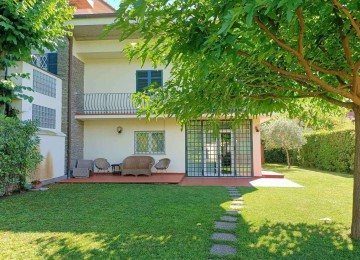 Villa bifamiliare indipendente