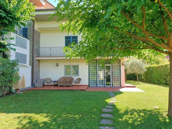 Villa bifamiliare indipendente