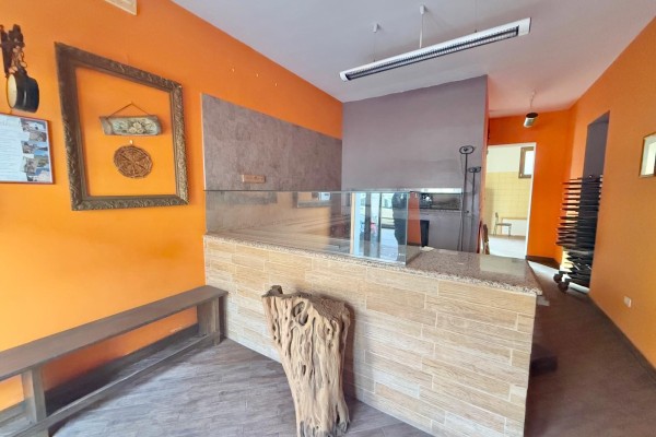 Locale commerciale con cortile