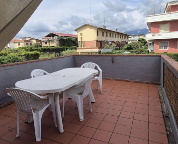Marina di Carrara - Vendesi tr