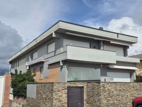 Marina di Carrara - Vendesi tr