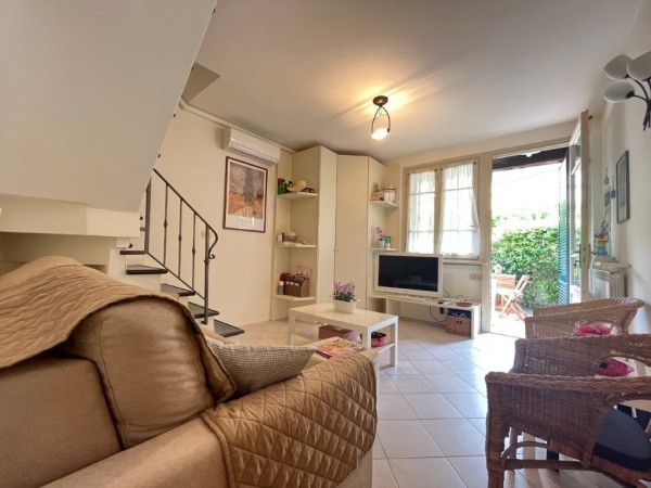 Riferimento SV796T - two-family villa in Покупая и продавая in Pietrasanta - Marina Di Pietrasanta