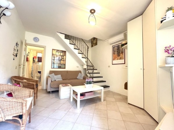 Riferimento SV796T - two-family villa in Покупая и продавая in Pietrasanta - Marina Di Pietrasanta