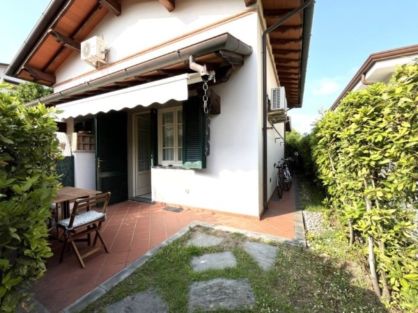 Riferimento SV796T - two-family villa in Покупая и продавая in Pietrasanta - Marina Di Pietrasanta