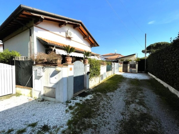 Riferimento SV09T - two-family villa in Buying And Selling in Pietrasanta - Marina Di Pietrasanta