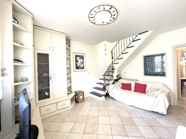 Riferimento SV09T - two-family villa in Buying And Selling in Pietrasanta - Marina Di Pietrasanta