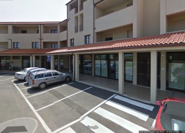 Vendesi fondo commerciale a re