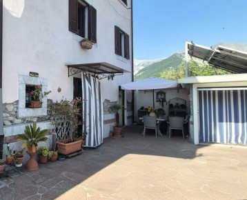 Carrara - Loc. Stabbio - vende