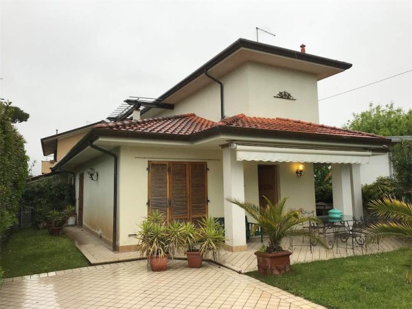 Villa Bifamiliare in affitto, Forte dei Marmi, Vittoria Apuana 