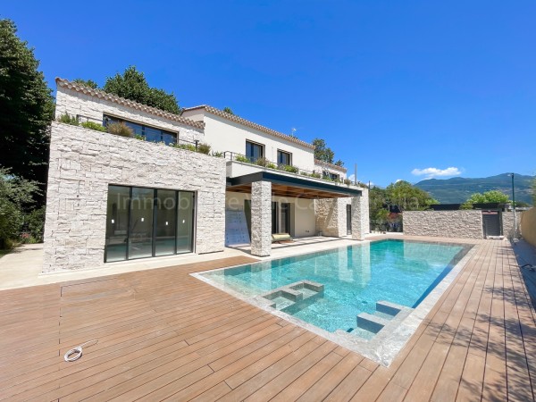 Villa con piscina di nuova rea