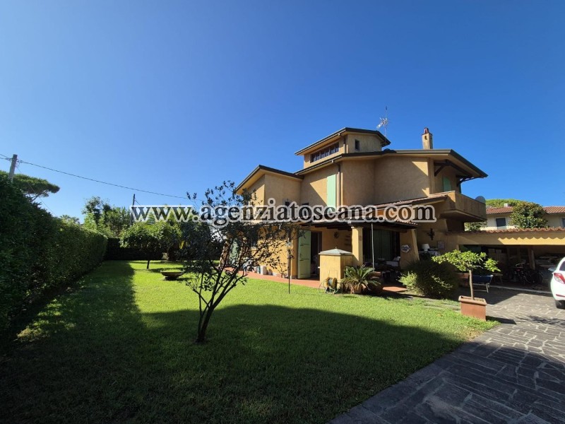 Detached Villa With Large Garden In Exclusive