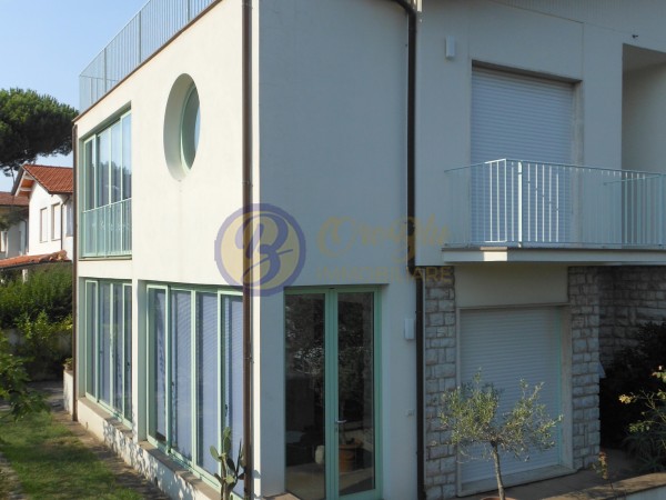 Riferimento LDCBIF189 - Villa Bifamiliare in Vendita a Lido Di Camaiore