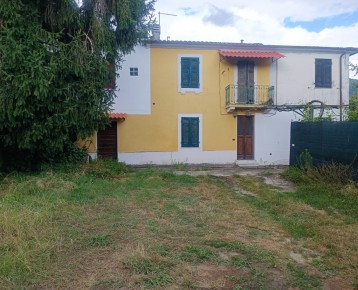 Porzione di casa con giardino 