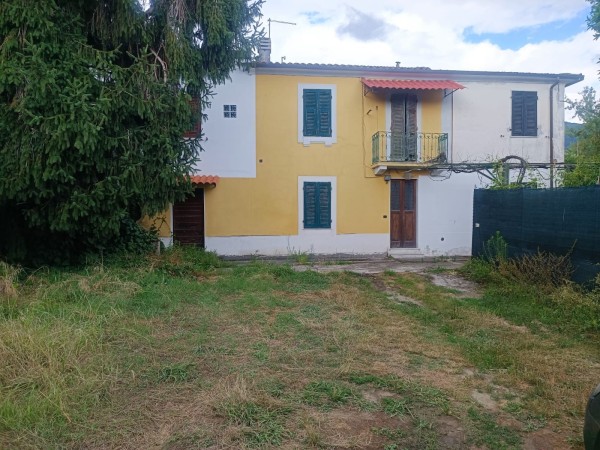 Porzione di casa con giardino 