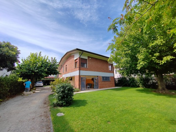 Villa singola con bel giardino