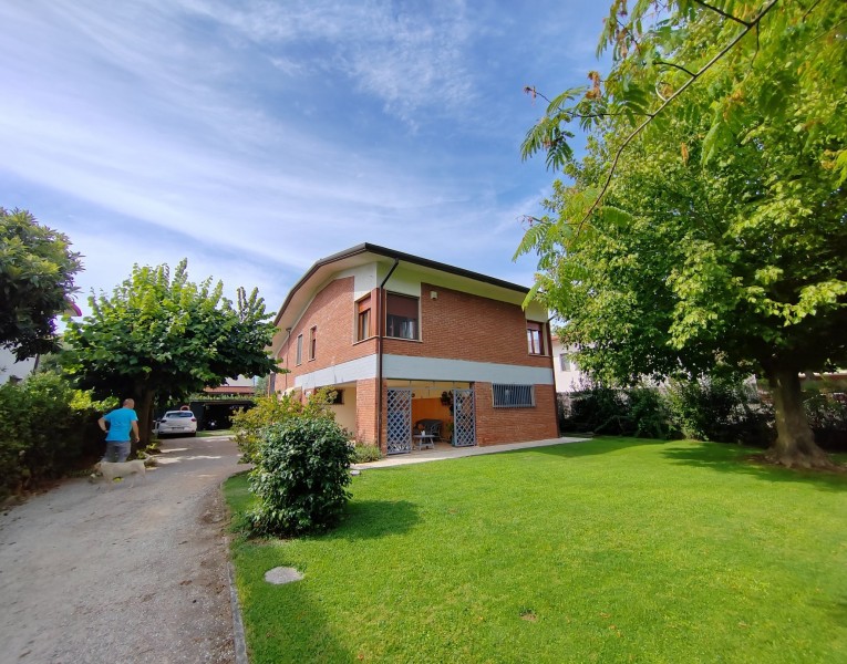 Villa singola con bel giardino