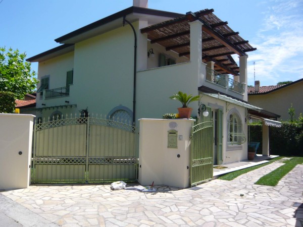 Two-family Villa for rent, Forte dei Marmi, Vittoria Apuana 