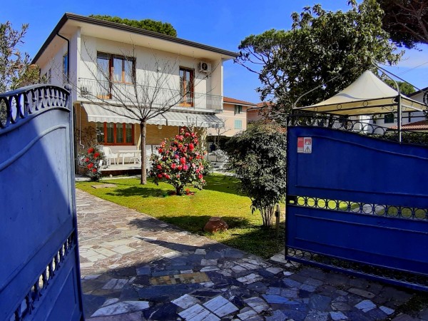 Two-family Villa for rent, Forte dei Marmi, Vittoria Apuana 