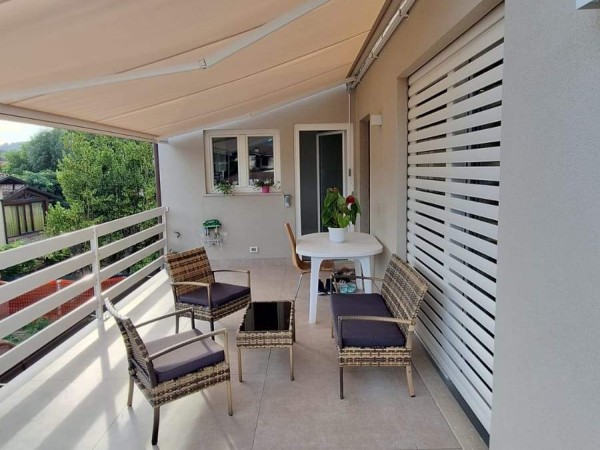 Riferimento V2907 - Villa Bifamiliare in Vendita a Camaiore