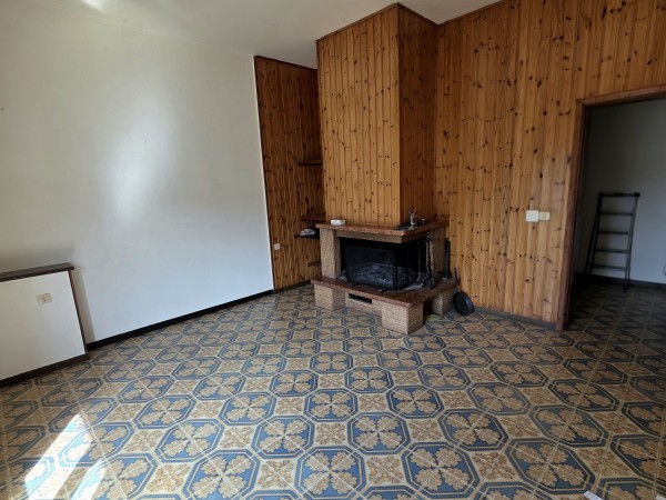 Capolona. Appartamento con tre