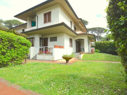 Immobile WA 15571 - Villa Trifamiliare in Vendita a Marina Di Pietrasanta