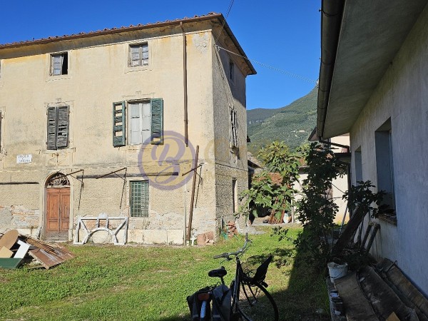 Riferimento CAMCE157 - Casale in Vendita a Camaiore
