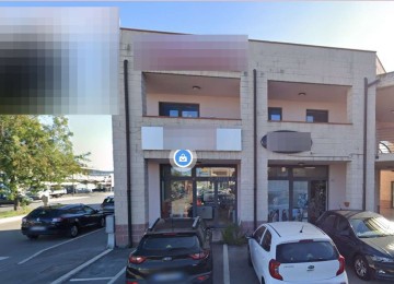 Vendesi fondo commerciale di 4