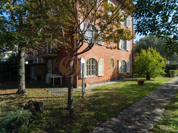 Riferimento LDCBIF207 - Villa Bifamiliare in Vendita a Lido Di Camaiore