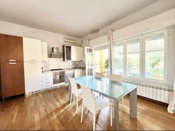 Riferimento VB72 - Villa Bifamiliare in Vendita a Lido Di Camaiore