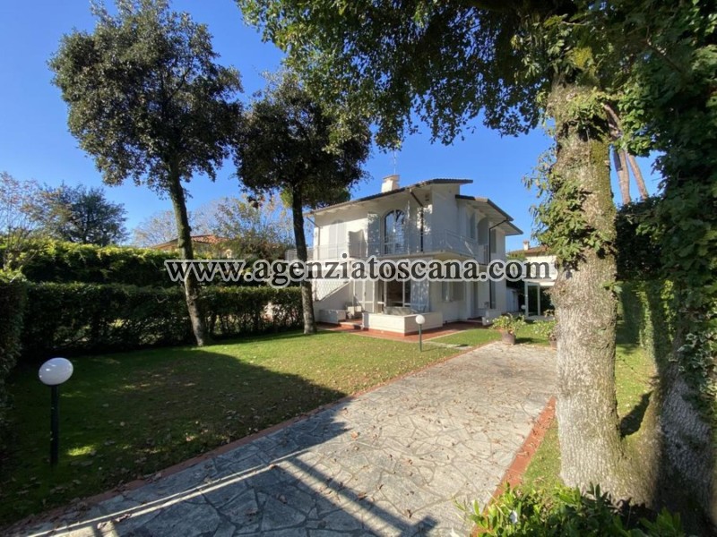 Semi-detached Villa With Garden, 300 Meters From The Sea