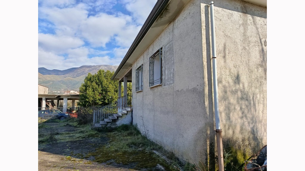 Villa Singolain Vendita, Cervaro - Riferimento: v38