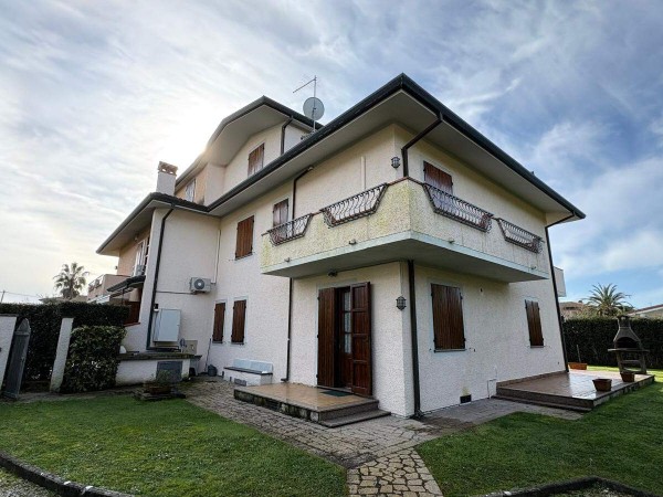 Villa Bifamiliare in affitto, Forte dei Marmi, Vittoria Apuana 