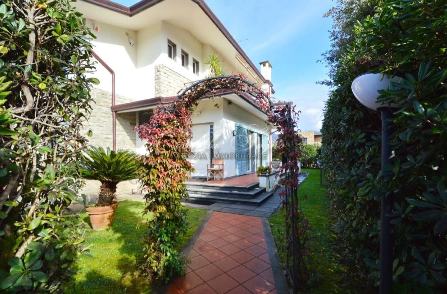 625 - cover Villa floreal