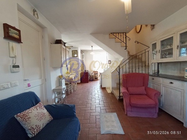 Riferimento CAMCAPVIL160 - Villa Bifamiliare in Vendita a Capezzano Pianore