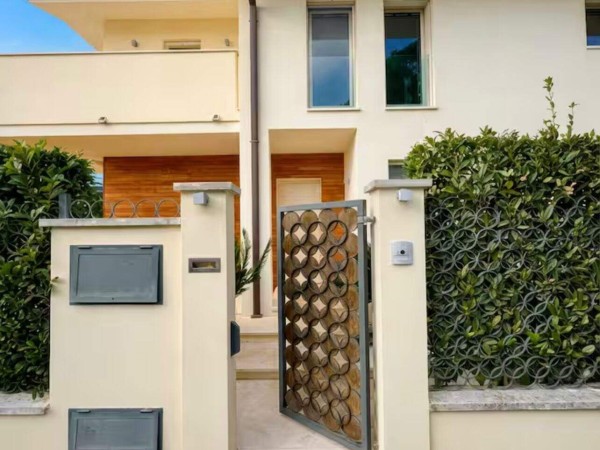 Riferimento 147-8 PL - Villa Bifamiliare in Affitto a Roma Imperiale
