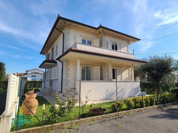 Riferimento 230-10 PL - Villa in Affitto a Querceta