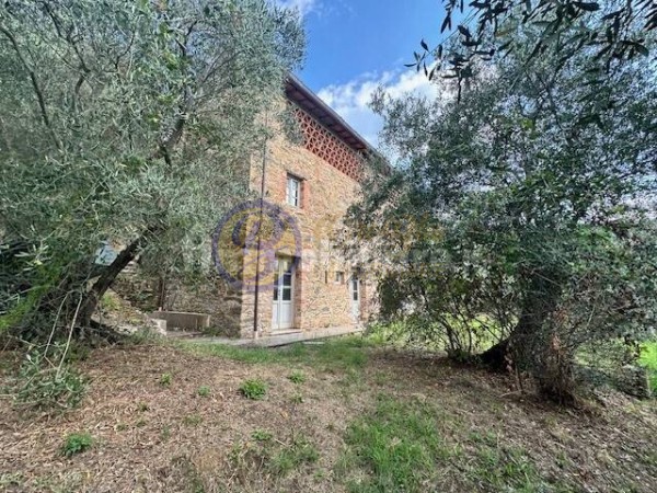 Riferimento CAMCAS135 - Casale in Vendita a Camaiore