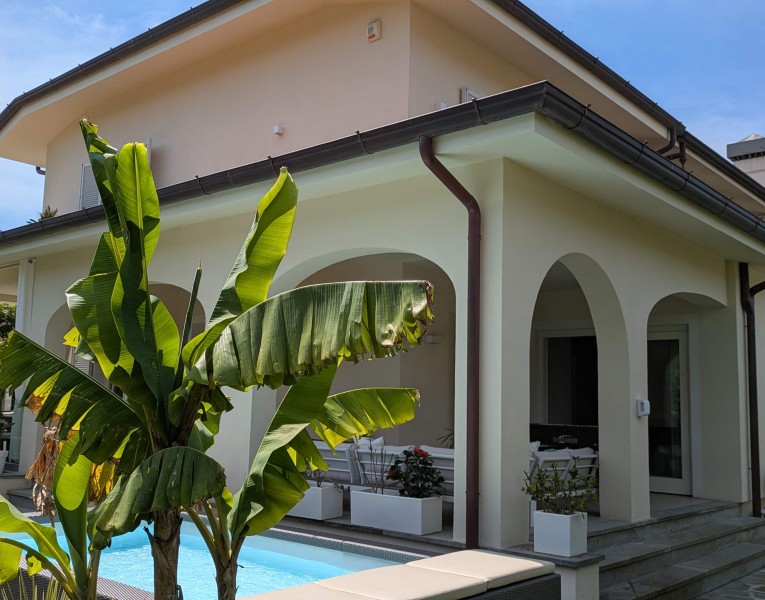 Elegante villa con giardino e 