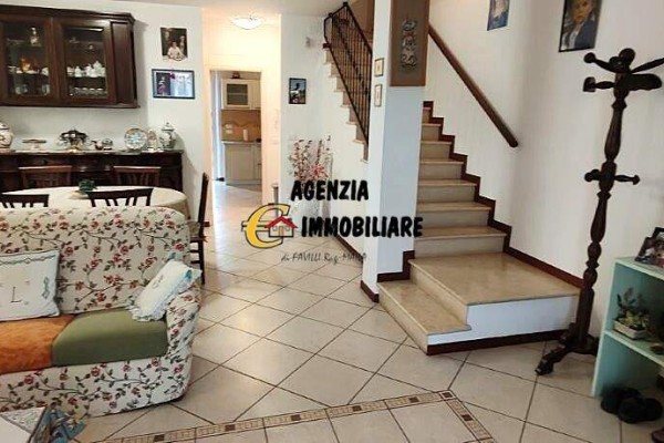 Villa Trifamiliare In Vendita 