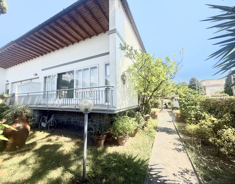 Villa bifamiliare vicino al ma