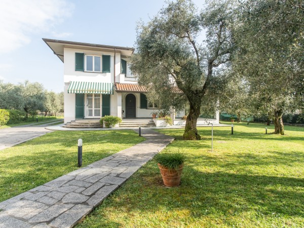 Villa singola con ampio giardi