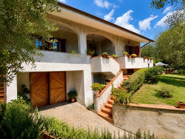 Villa Singola in vendita, Pietrasanta, Val di Castello 
